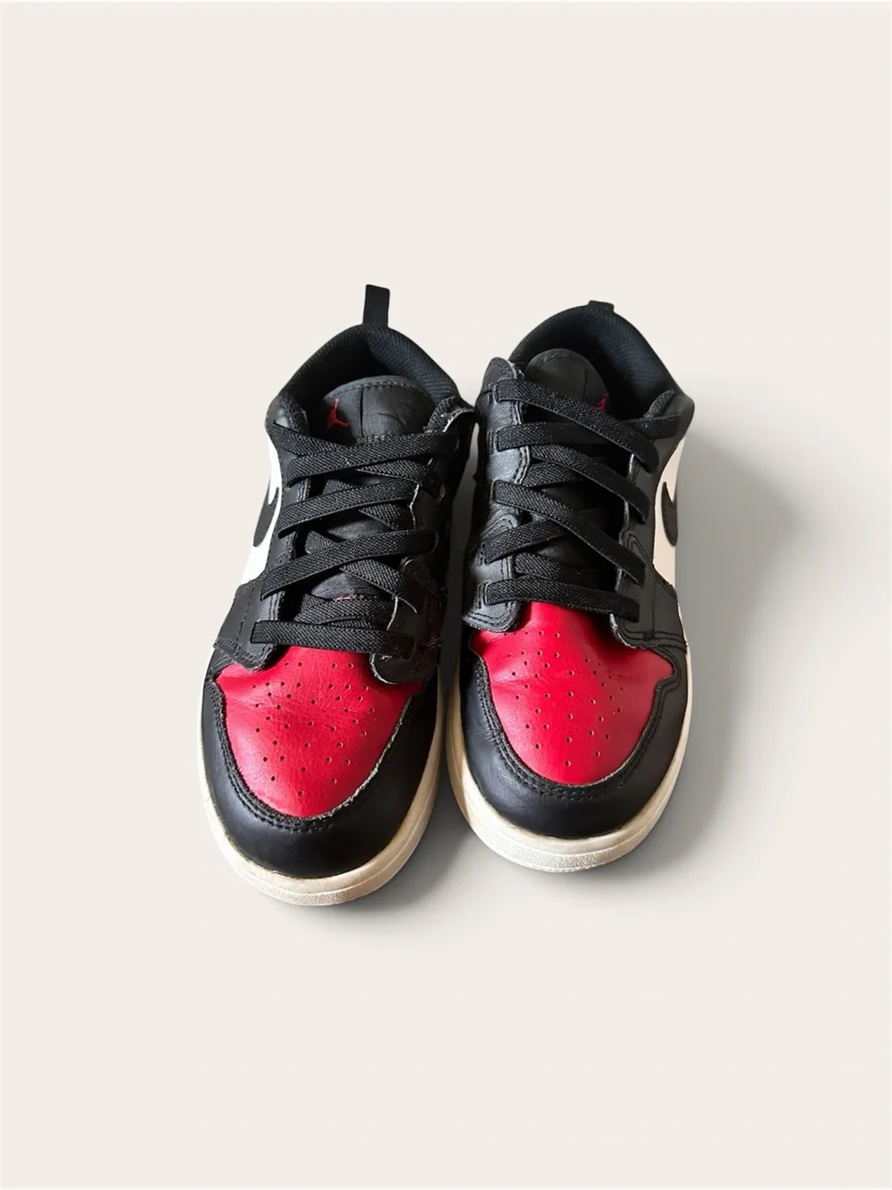 Nike Kids Low-Top Sneakers in Black, Red & White